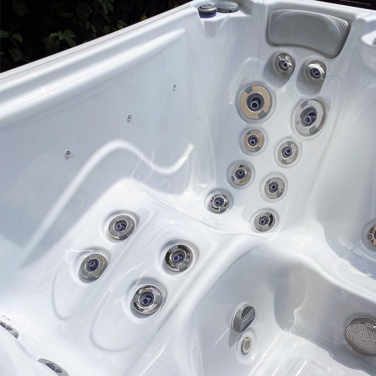 Manhattan Life Hot Tub