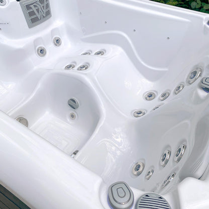 Manhattan Life Hot Tub